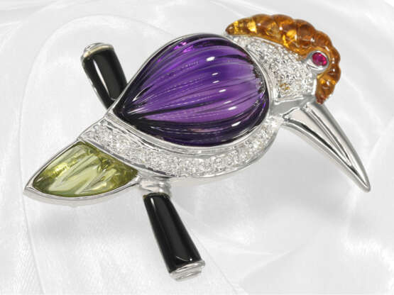 Neuwertige und ausgefallene Brosche mit Farbsteinen und Diamantbesatz, Motiv "Eisvogel", 18K Weißgold - photo 3