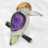 Neuwertige und ausgefallene Brosche mit Farbsteinen und Diamantbesatz, Motiv "Eisvogel", 18K Weißgold - photo 4