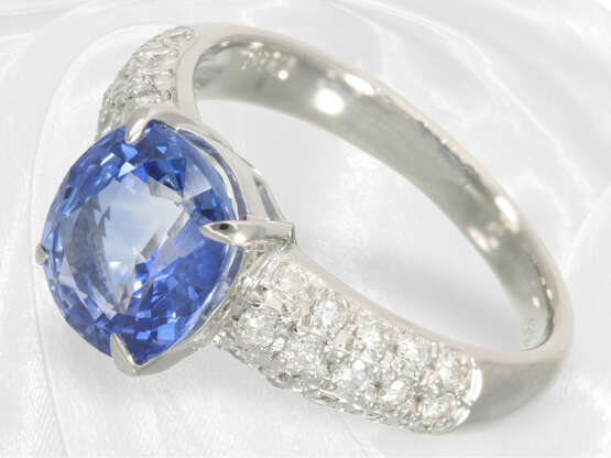 Ring: Eleganter Saphir/Brillant-Goldschmiedering, sehr schöner Saphir von ca. 3,65ct, Platin, ungetragen - фото 1
