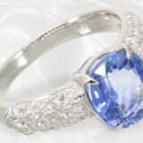 Ring: Eleganter Saphir/Brillant-Goldschmiedering, sehr schöner Saphir von ca. 3,65ct, Platin, ungetragen - фото 2