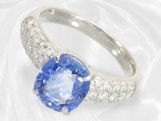 Ring: Eleganter Saphir/Brillant-Goldschmiedering, sehr schöner Saphir von ca. 3,65ct, Platin, ungetragen - photo 3