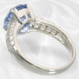 Ring: Eleganter Saphir/Brillant-Goldschmiedering, sehr schöner Saphir von ca. 3,65ct, Platin, ungetragen - photo 4