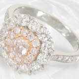 Ring: Sehr attraktiver, neuwertiger Brillant-Goldschmiedering aus 18K Weißgold, seltener pinker Diamant von 0,47ct - photo 1