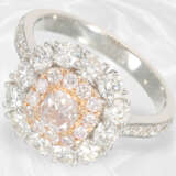 Ring: Sehr attraktiver, neuwertiger Brillant-Goldschmiedering aus 18K Weißgold, seltener pinker Diamant von 0,47ct - фото 2