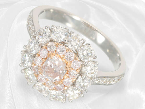 Ring: Sehr attraktiver, neuwertiger Brillant-Goldschmiedering aus 18K Weißgold, seltener pinker Diamant von 0,47ct - photo 2