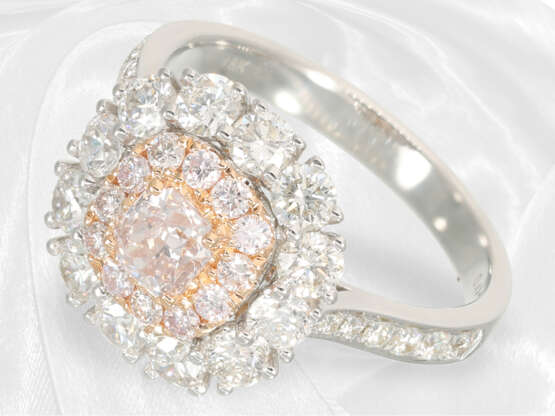 Ring: Sehr attraktiver, neuwertiger Brillant-Goldschmiedering aus 18K Weißgold, seltener pinker Diamant von 0,47ct - фото 3