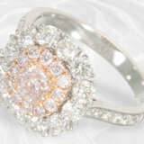 Ring: Sehr attraktiver, neuwertiger Brillant-Goldschmiedering aus 18K Weißgold, seltener pinker Diamant von 0,47ct - фото 3