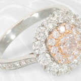 Ring: Sehr attraktiver, neuwertiger Brillant-Goldschmiedering aus 18K Weißgold, seltener pinker Diamant von 0,47ct - фото 4