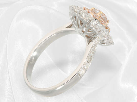 Ring: Sehr attraktiver, neuwertiger Brillant-Goldschmiedering aus 18K Weißgold, seltener pinker Diamant von 0,47ct - photo 5