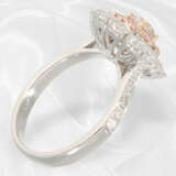 Ring: Sehr attraktiver, neuwertiger Brillant-Goldschmiedering aus 18K Weißgold, seltener pinker Diamant von 0,47ct - photo 5