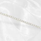 Armband: Neuwertiges und hochwertiges Brillant-Tennisarmband, ca. 6,3ct, 18K Weißgold - фото 2