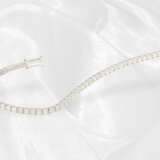 Armband: Neuwertiges und hochwertiges Brillant-Tennisarmband, ca. 6,3ct, 18K Weißgold - Foto 3