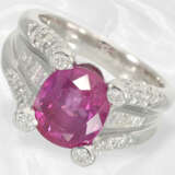 Ring: Sehr dekorativer Diamantring mit feinem natürlichen Rubin "Purple Red",4,77ct, Platin, mit GIA-Report - photo 1