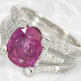 Ring: Sehr dekorativer Diamantring mit feinem natürlichen Rubin "Purple Red",4,77ct, Platin, mit GIA-Report - photo 2
