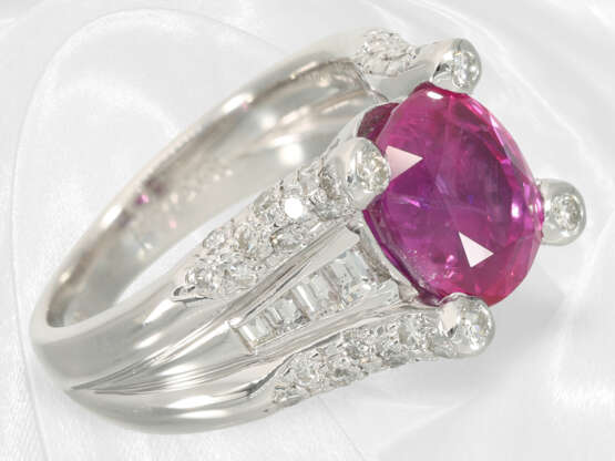 Ring: Sehr dekorativer Diamantring mit feinem natürlichen Rubin "Purple Red",4,77ct, Platin, mit GIA-Report - photo 3