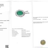Unikat: neuwertige Brosche/Anhänger im Schleifen-Design, großer Smaragd von ca. 51,58ct, ca. 3,3ct Brillanten, IGI-Report - photo 1