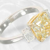 Wertvoller neuwertiger Diamantring mit einem grün-gelben Fancy-Diamanten von 4,02ct und 2 weißen Emerald-Cut Diamanten, GIA-Report - photo 3