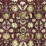 A LARGE AGRA CARPET - Foto 2