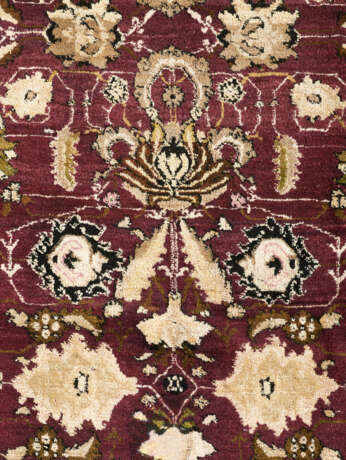 A LARGE AGRA CARPET - Foto 5