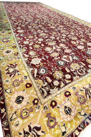 A LARGE AGRA CARPET - Foto 8