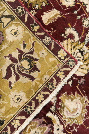 A LARGE AGRA CARPET - photo 9