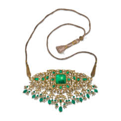 AN EMERALD, DIAMOND AND GOLD BAZUBAND