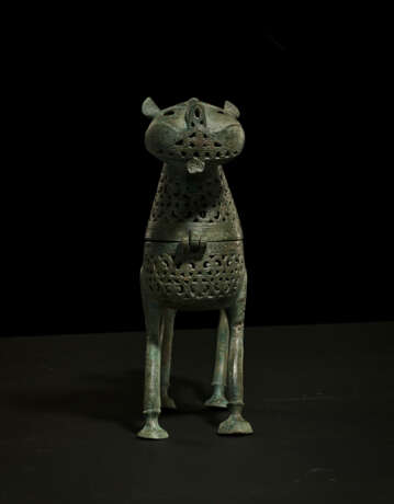 A LARGE AND IMPRESSIVE KHORASSAN ENGRAVED AND PIERCED BRONZE INCENSE BURNER IN THE FORM OF A LION - фото 3