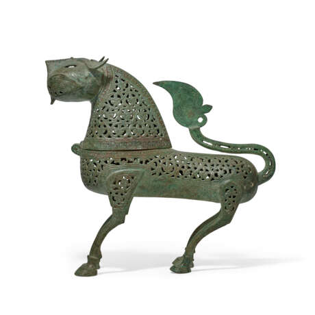A LARGE AND IMPRESSIVE KHORASSAN ENGRAVED AND PIERCED BRONZE INCENSE BURNER IN THE FORM OF A LION - фото 5