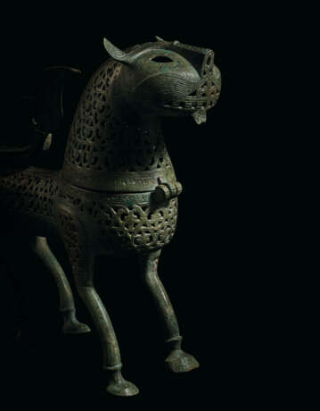 A LARGE AND IMPRESSIVE KHORASSAN ENGRAVED AND PIERCED BRONZE INCENSE BURNER IN THE FORM OF A LION - Foto 9