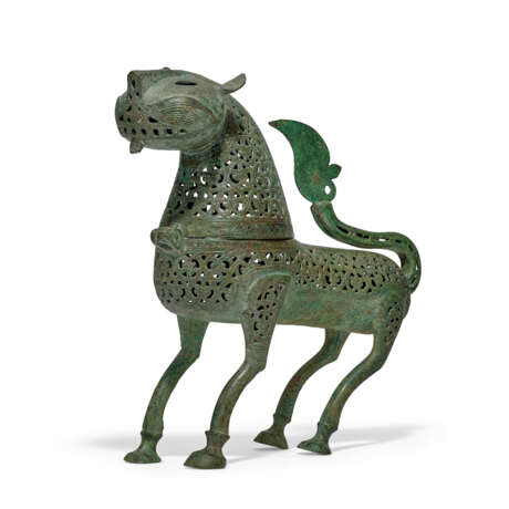 A LARGE AND IMPRESSIVE KHORASSAN ENGRAVED AND PIERCED BRONZE INCENSE BURNER IN THE FORM OF A LION - Foto 11