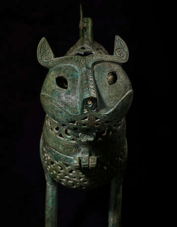 A LARGE AND IMPRESSIVE KHORASSAN ENGRAVED AND PIERCED BRONZE INCENSE BURNER IN THE FORM OF A LION - Foto 12