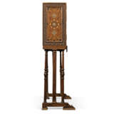 A HISPANO-MORESQUE CARVED AND BONE-INLAID CABINET - Foto 8