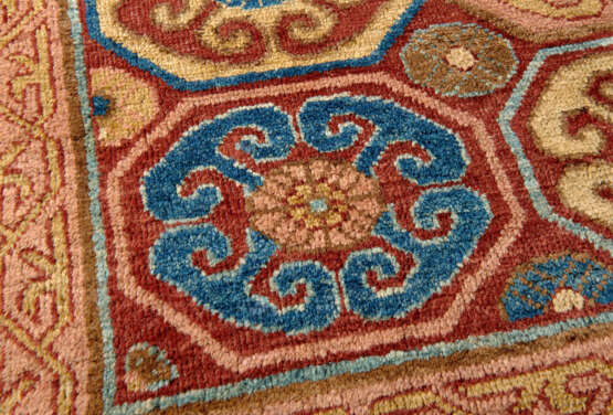 A KHOTAN RUG - фото 4