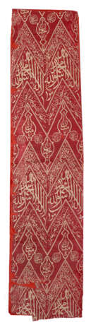 A SILK LAMPAS PANEL FROM THE INNER COVERING OF THE KA`ABA - Foto 1
