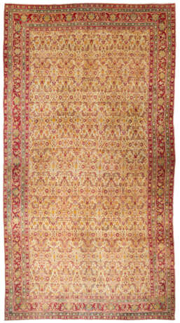 A LARGE AGRA CARPET - фото 1