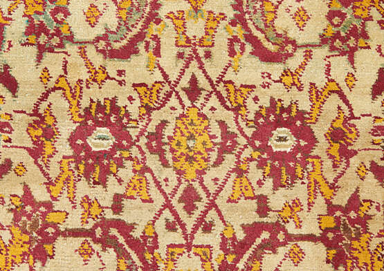 A LARGE AGRA CARPET - photo 2