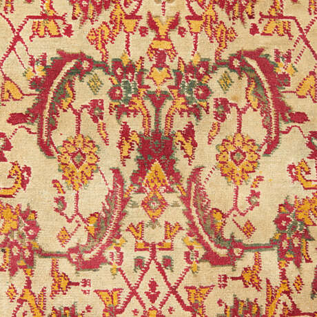 A LARGE AGRA CARPET - photo 3