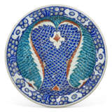 AN IZNIK POTTERY DISH - фото 1