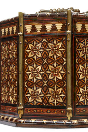 A NASRID OR POST-NASRID BONE-INLAID WOOD PYXIS - Foto 7