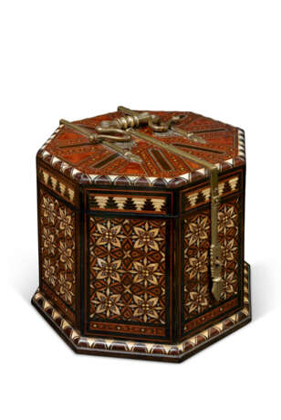 A NASRID OR POST-NASRID BONE-INLAID WOOD PYXIS - Foto 8