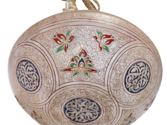 A MAMLUK-STYLE ENAMELLED AND GILDED CLEAR GLASS LAMP - фото 4