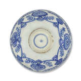 A BLUE AND WHITE K&#220;TAHYA POTTERY BOWL - Foto 2