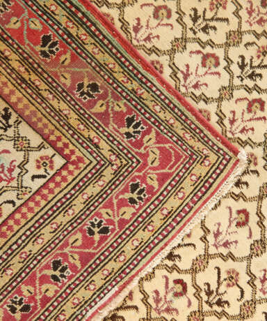 AN AGRA RUG - Foto 7