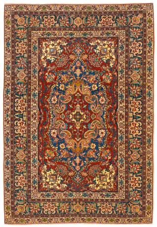 A PAIR OF ISFAHAN RUGS - фото 3