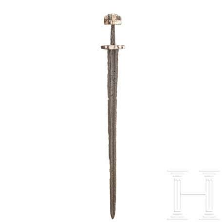 Wikingisches Schwert mit Klingeninschrift und silbertauschiertem Gefäß, Nordeuropa, 9. Jhdt. - фото 1