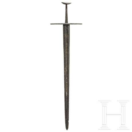 Bedeutendes ritterliches Schwert mit Wappen und Inschrift, deutsch, um 1100 - 1150 - Foto 1