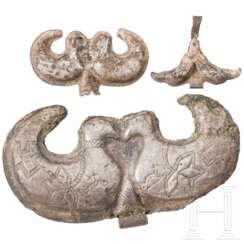 Zwei Silberappliken mit Vogeldarstellungen, protoelamitisch, spätes 4. - frühes 3. Jtsd v. Chr.