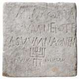 Römischer Grabstein mit Menora und jüdischer Inschrift, 3. - 4. Jhdt. n. Chr. - Foto 1