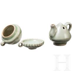 Zwei Longquan-Miniaturtassen sowie Teekanne, China, wahrscheinlich Ming-Dynastie