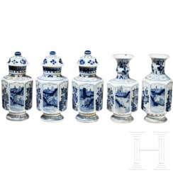 Fünf kleine blau-weiße Vasen, China, wohl Kangxi-Periode (18. Jhdt.)